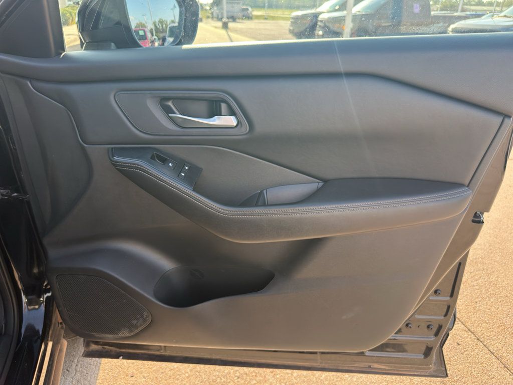 Used 2024 Nissan Rogue SV AWD/4WD image 27