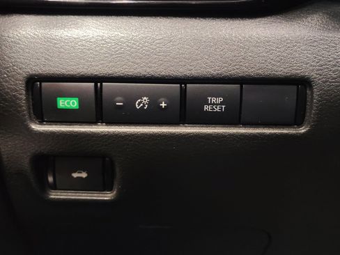 Used 2020 Nissan Sentra SR w/ Premium Package FWD image 29