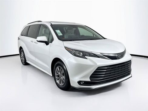 Certified 2026 Toyota Sienna XLE FWD image 10