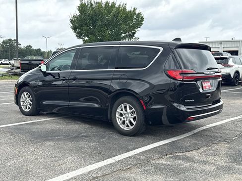 Used 2024 Chrysler Pacifica Touring-L FWD image 7