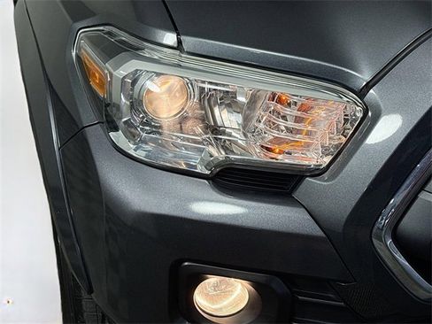Certified 2020 Toyota Tacoma SR5 image 3