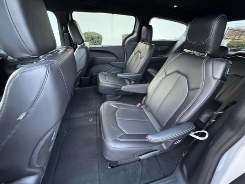 Used 2023 Chrysler Pacifica Touring-L w/ S Appearance Package FWD image 17