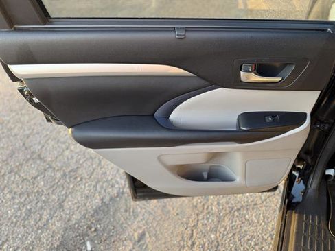 Used 2015 Toyota Highlander XLE image 19