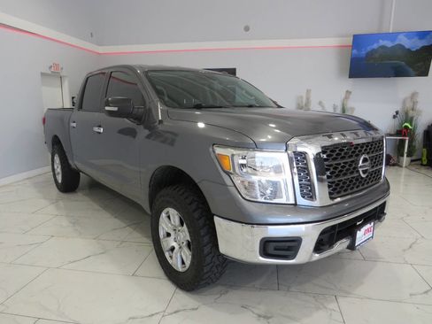 Used 2018 Nissan Titan SV AWD/4WD image 2