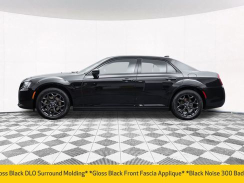 Used 2022 Chrysler 300 Touring w/ Sport Appearance Package image 7