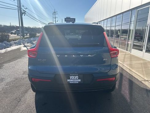 Certified 2025 Volvo XC40 B5 Plus AWD/4WD image 4