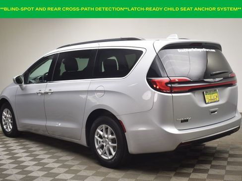 Used 2022 Chrysler Pacifica Touring-L image 6