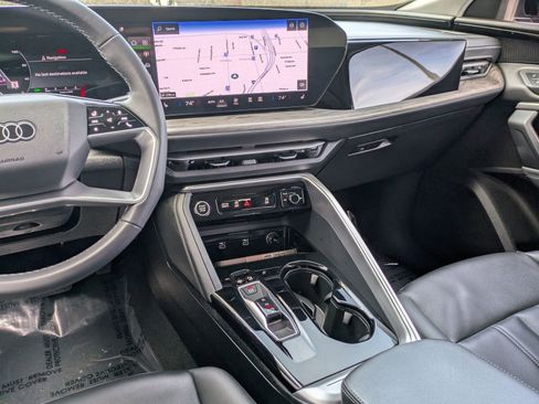 Used 2025 Audi Q5 Premium w/ Convenience Package image 9