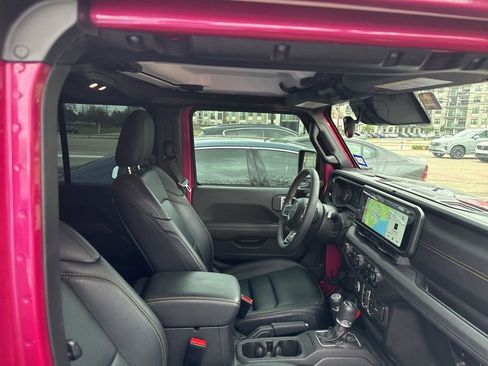 Used 2024 Jeep Wrangler Unlimited Sahara image 9