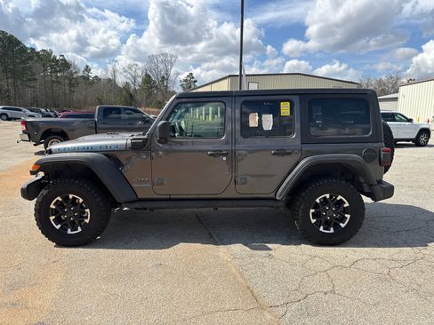 Used 2025 Jeep Wrangler Unlimited Rubicon 4xe w/ Convenience Group image 8