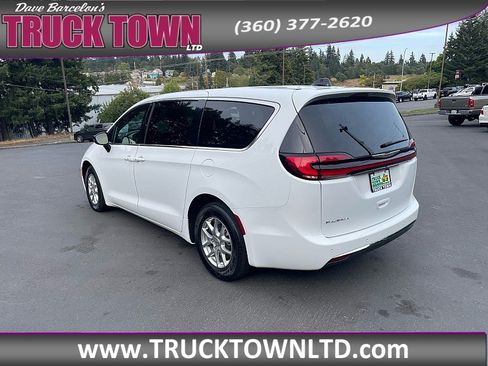 Used 2025 Chrysler Pacifica Select FWD image 3