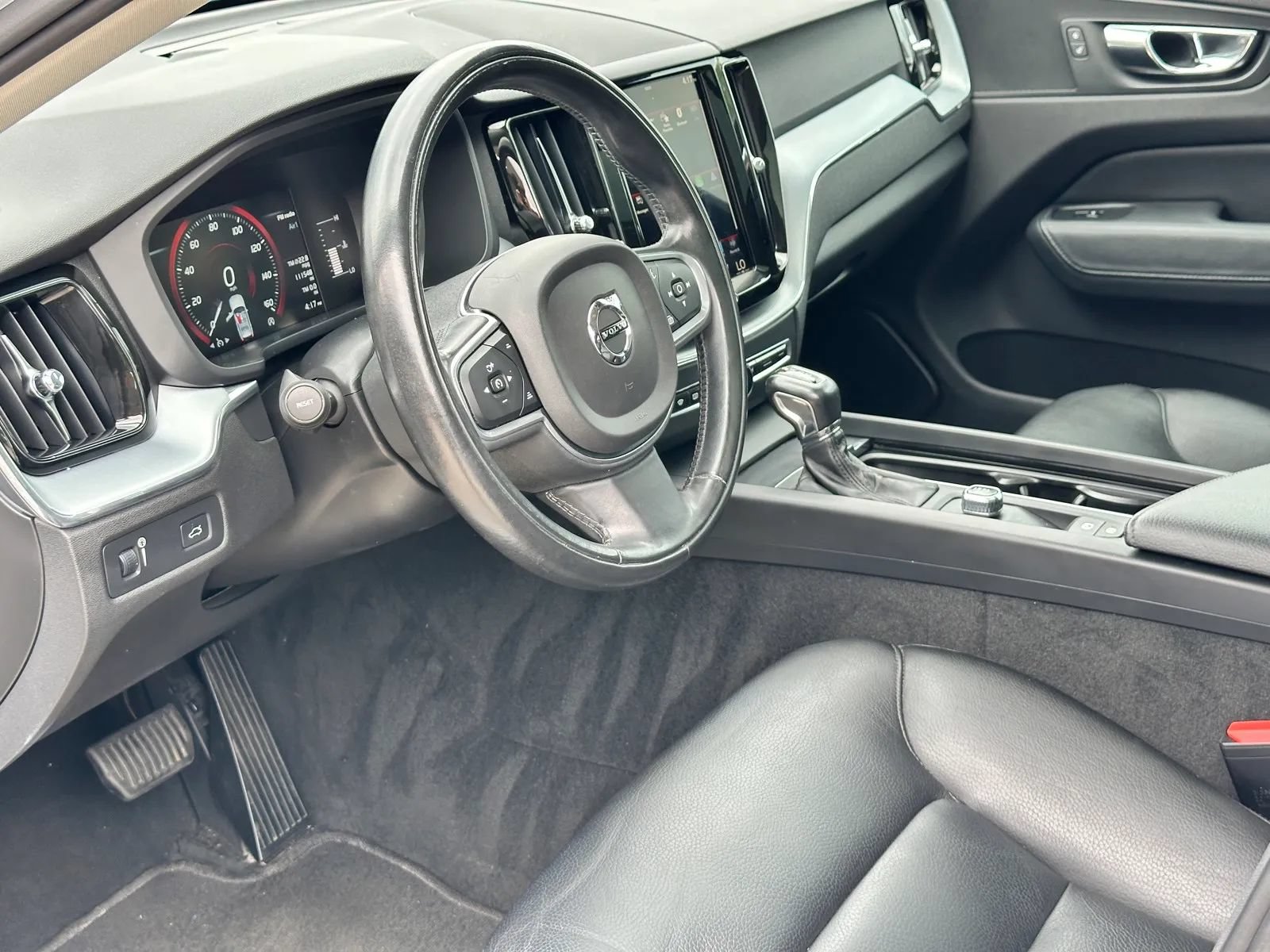 Used 2018 Volvo XC60 T5 Momentum w/ Vision Package AWD/4WD image 10