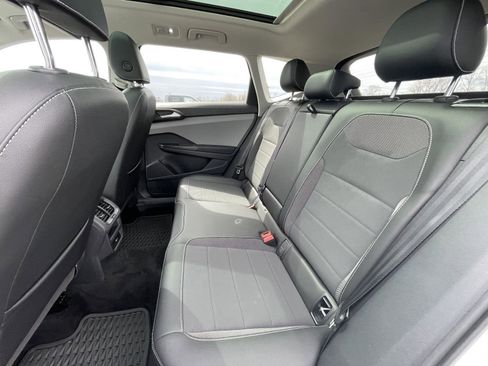 Used 2023 Volkswagen Taos SE w/ Panoramic Sunroof Package image 15
