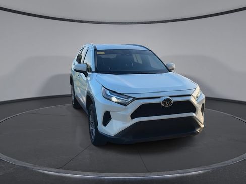 Used 2022 Toyota RAV4 XLE FWD image 3
