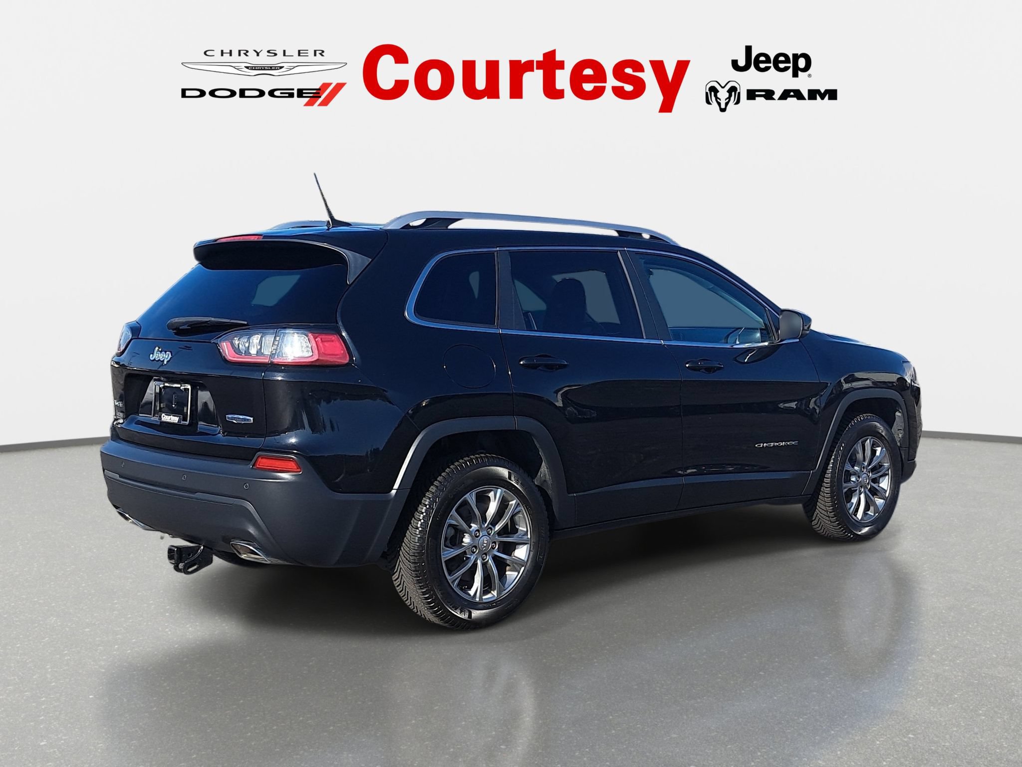 Used 2019 Jeep Cherokee Latitude Plus w/ Cold Weather Group AWD/4WD image 4