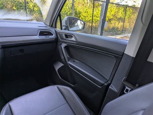 Used 2021 Volkswagen Tiguan SE w/ Panoramic Sunroof Package image 22