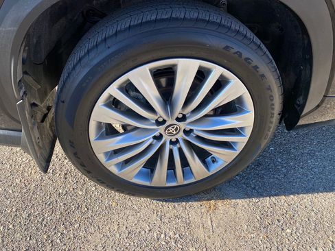 Used 2024 Toyota Highlander Platinum image 32