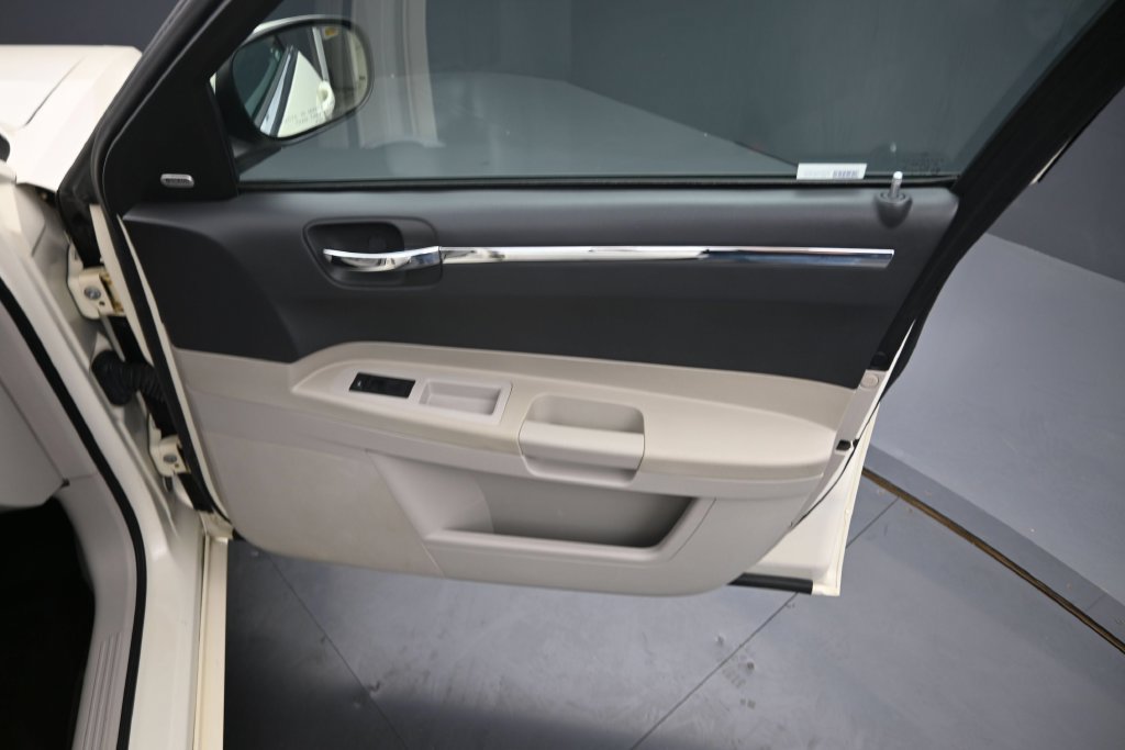 Used 2005 Chrysler 300 Touring w/ Sound Group RWD image 12