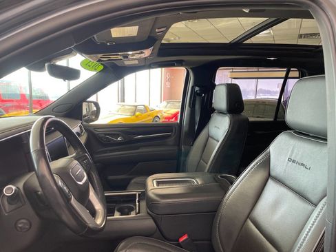 Used 2021 GMC Yukon Denali w/ Denali Premium Package image 16