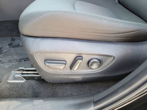 Used 2025 Toyota RAV4 XLE AWD/4WD image 12