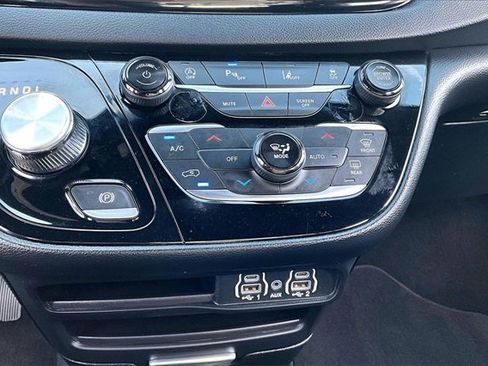 Used 2025 Chrysler Pacifica Select image 16