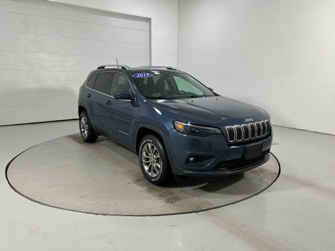 Used 2019 Jeep Cherokee Latitude Plus AWD/4WD image 2