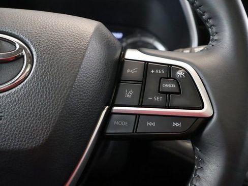 Used 2022 Toyota Highlander XLE AWD/4WD image 20