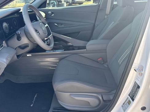 New 2025 Hyundai Elantra SEL image 9