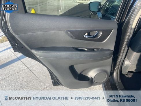 Used 2018 Nissan Rogue SV image 15