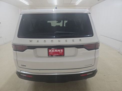 Used 2024 Jeep Wagoneer L Series II w/ Flexible Seating Group AWD/4WD image 18