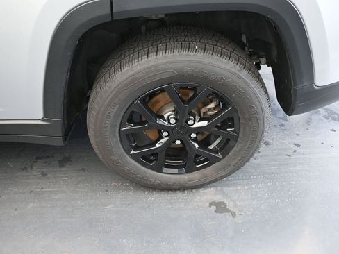 Used 2024 Jeep Grand Cherokee Altitude image 13