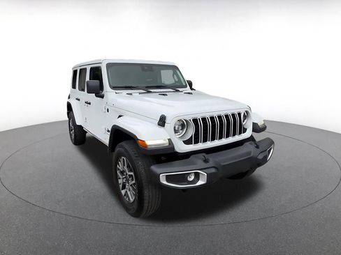Used 2025 Jeep Wrangler Unlimited Sahara AWD/4WD image 3