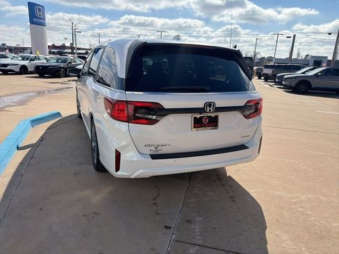 New 2026 Honda Odyssey Touring image 6