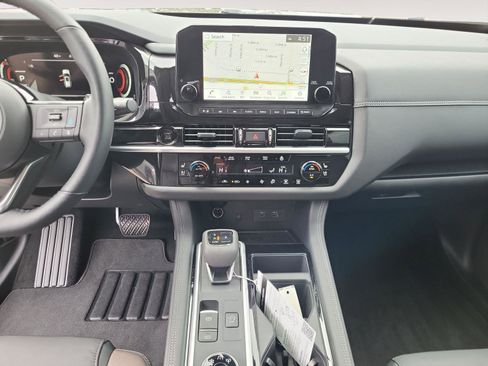 New 2025 Nissan Pathfinder Platinum w/ Black Appearance Package image 14