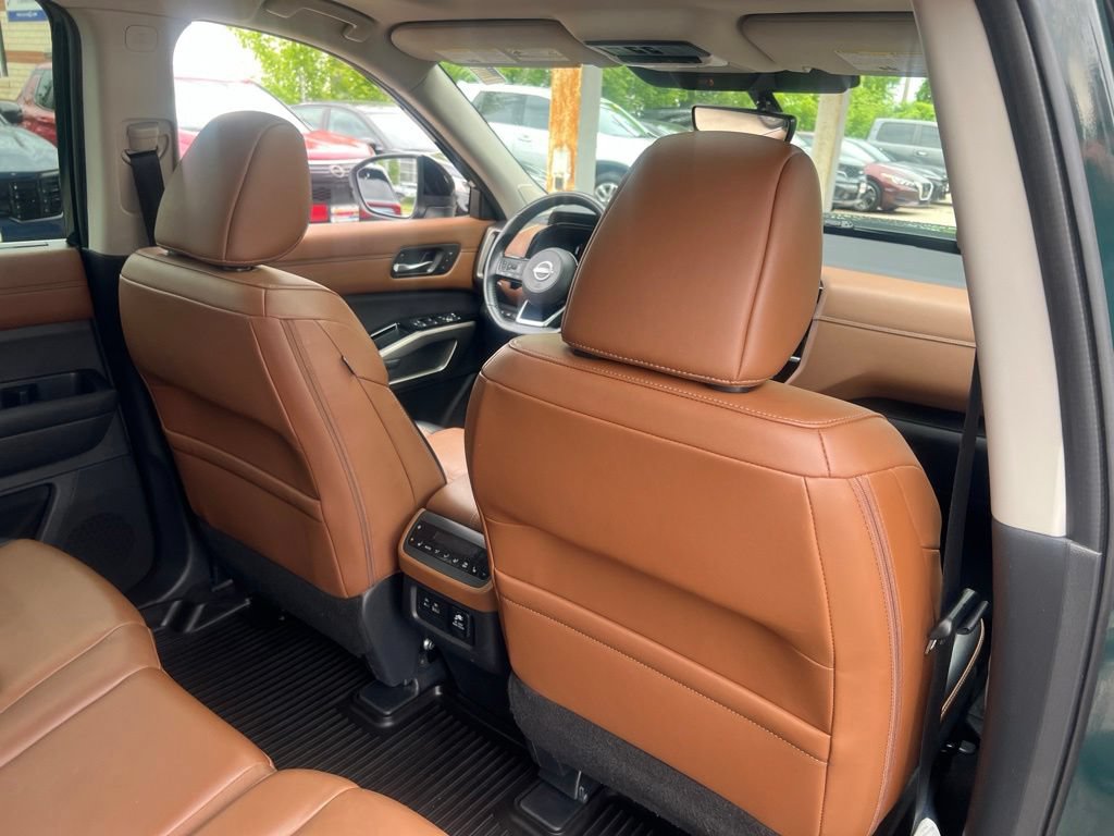 Certified 2024 Nissan Pathfinder Platinum w/ Black Appearance Package AWD/4WD image 16