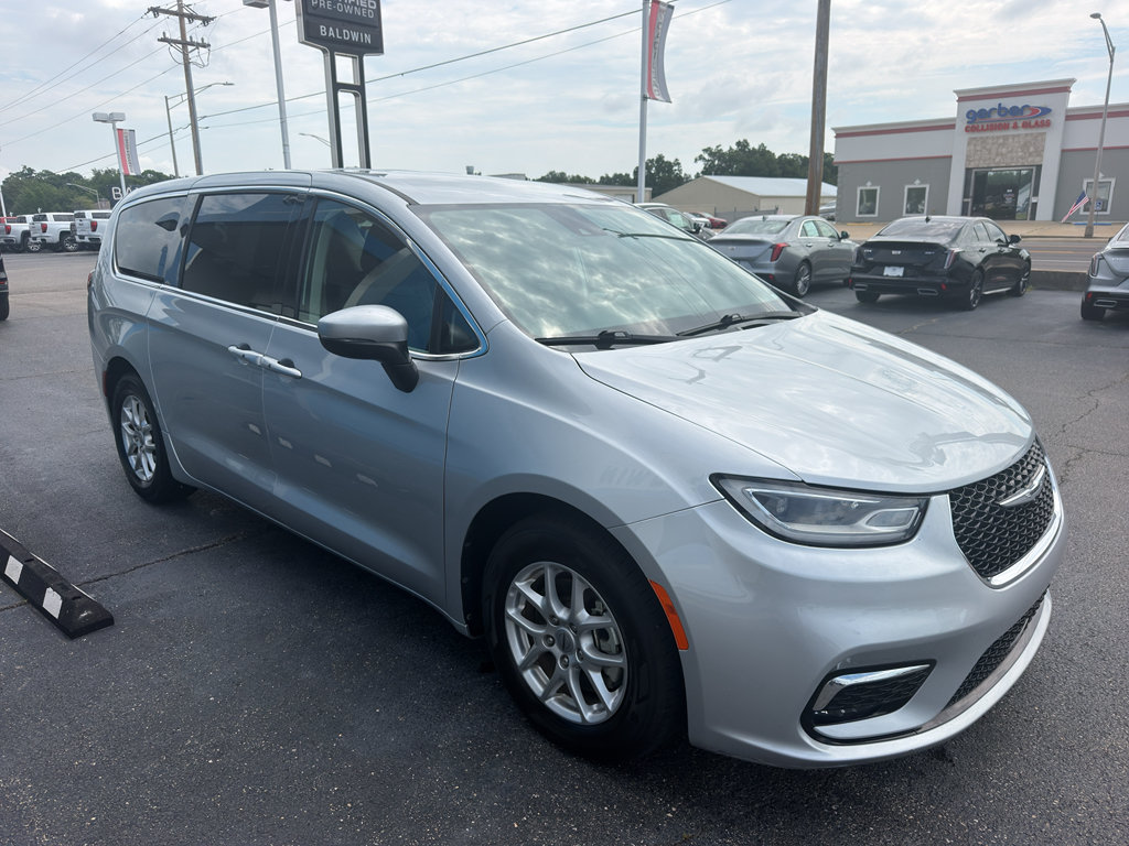 Used 2023 Chrysler Pacifica Touring-L FWD image 3