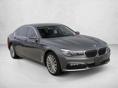Used 2018 BMW 740i image 3