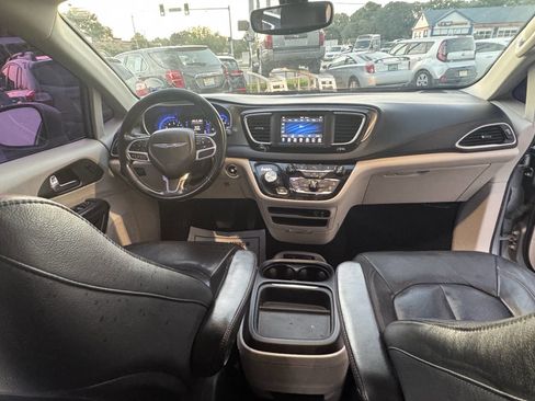 Used 2020 Chrysler Pacifica Touring-L image 19