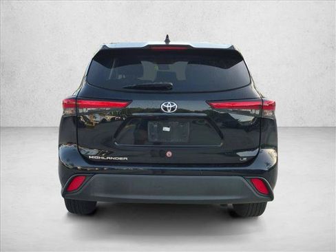 Used 2021 Toyota Highlander LE FWD image 6