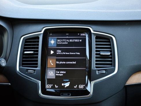 Certified 2022 Volvo XC90 T6 Momentum w/ Climate Package image 19