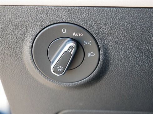 Certified 2025 Volkswagen Taos SE image 24