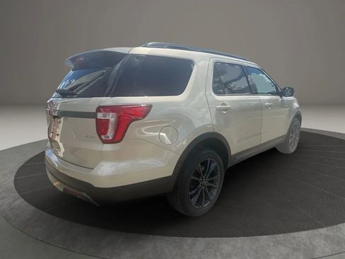 Used 2017 Ford Explorer XLT w/ Equipment Group 202A image 5