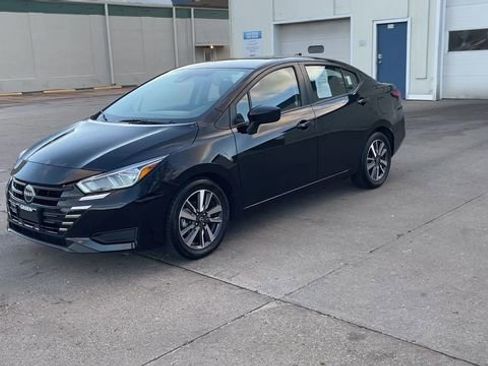 Used 2023 Nissan Versa SV image 4