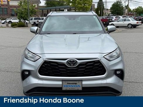 Used 2020 Toyota Highlander XLE AWD/4WD image 2