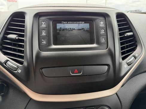 Used 2018 Jeep Cherokee Latitude w/ Altitude Package AWD/4WD image 28
