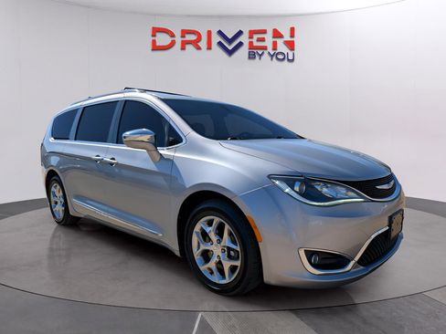 Used 2018 Chrysler Pacifica Limited image 7