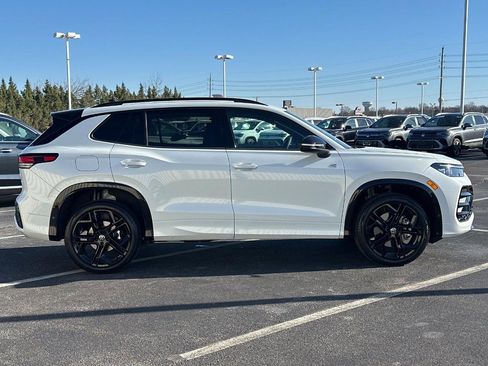 Used 2025 Volkswagen Tiguan SE R-Line image 4