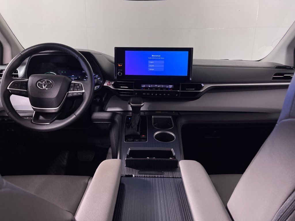 Certified 2025 Toyota Sienna XLE FWD image 14