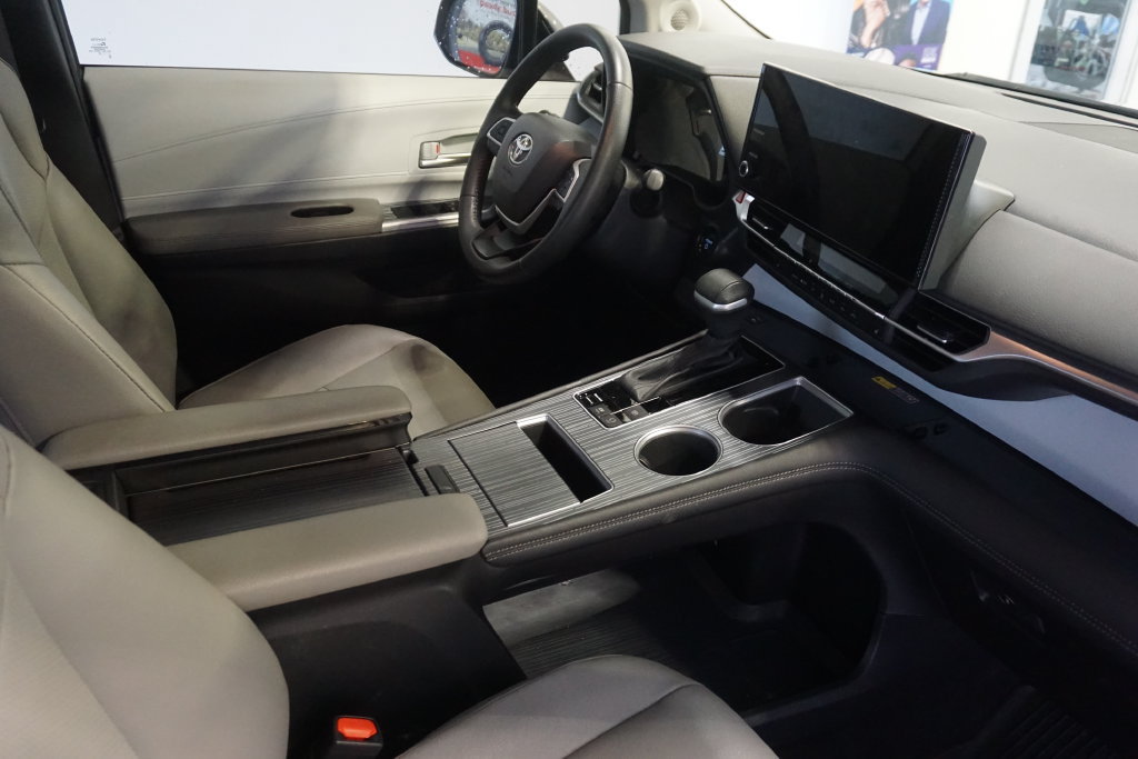 Used 2025 Toyota Sienna XLE w/ XLE Plus Package AWD/4WD image 25