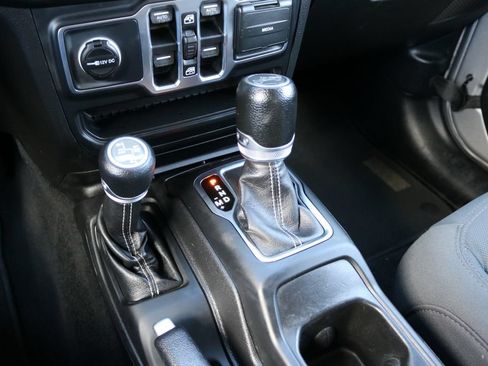 Used 2019 Jeep Wrangler Unlimited Sahara AWD/4WD image 26